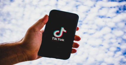 TikTok extinde accesul la Research API și biblioteca de conținut comercial